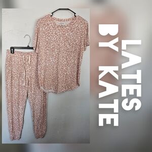 LATES by Kate Women's Medium Salmon Tan Pink Leopard Patterned Lounge Set PJs